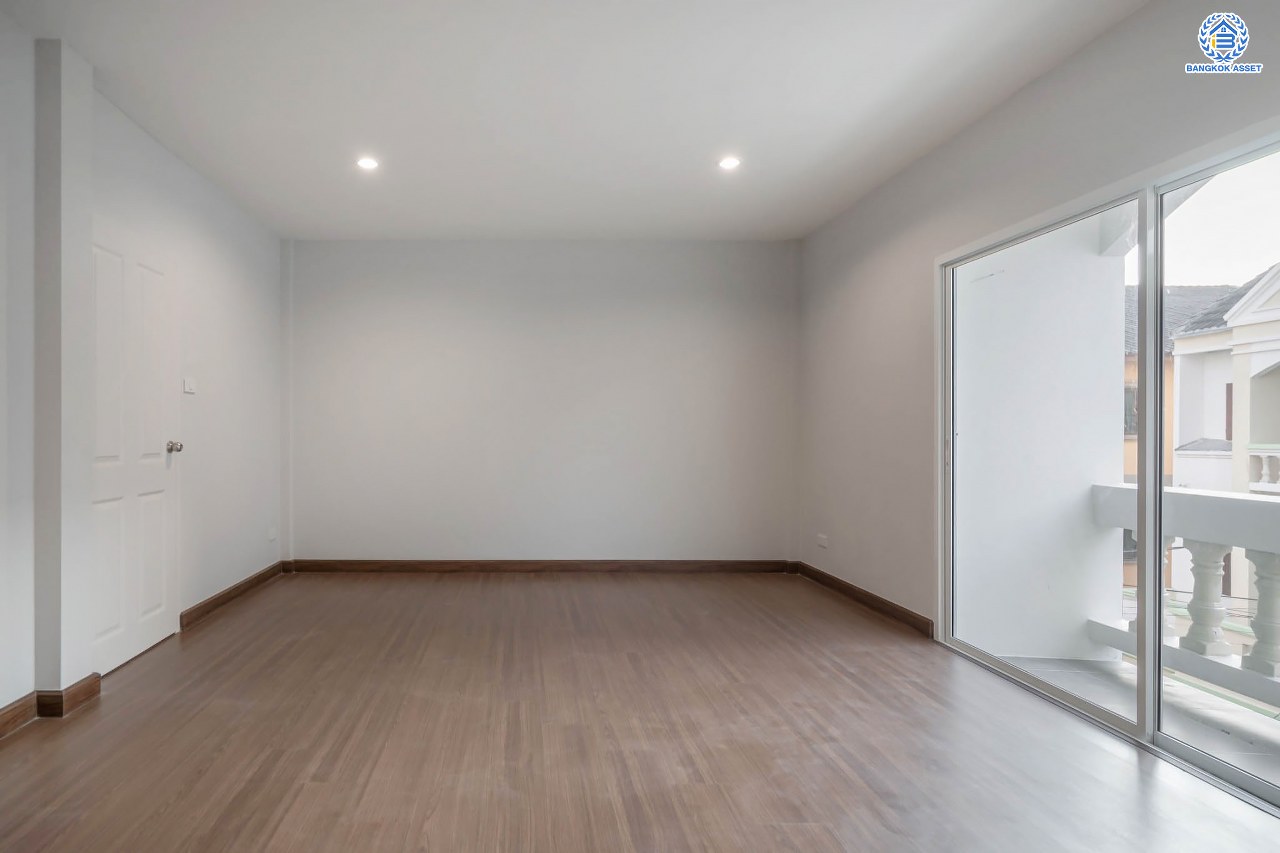 บ้านมือสองตกแต่งใหม่ โครงการ ซอยวัดกำแพง14/2 พิบูลย์สงคราม ทาวน์โฮม 3 ชั้นพร้อมอยู่ เนื้อที่ 19.9 ตร.ว. ฟังก์ชัน 4 ห้องนอน 3 ห้องน้ำ จอดรถได้ 1 คัน บนสุดยอดทำเล! เชื่อมถนนพิบูลย์สงคราม, วงศ์สว่าง, นครอินทร์ และติวานนท์ ใกล้จุดขึ้นทางด่วนศรีรัช-วงแหวนรอบนอก และรถไฟฟ้า "สถานีแยกติวานนท์"